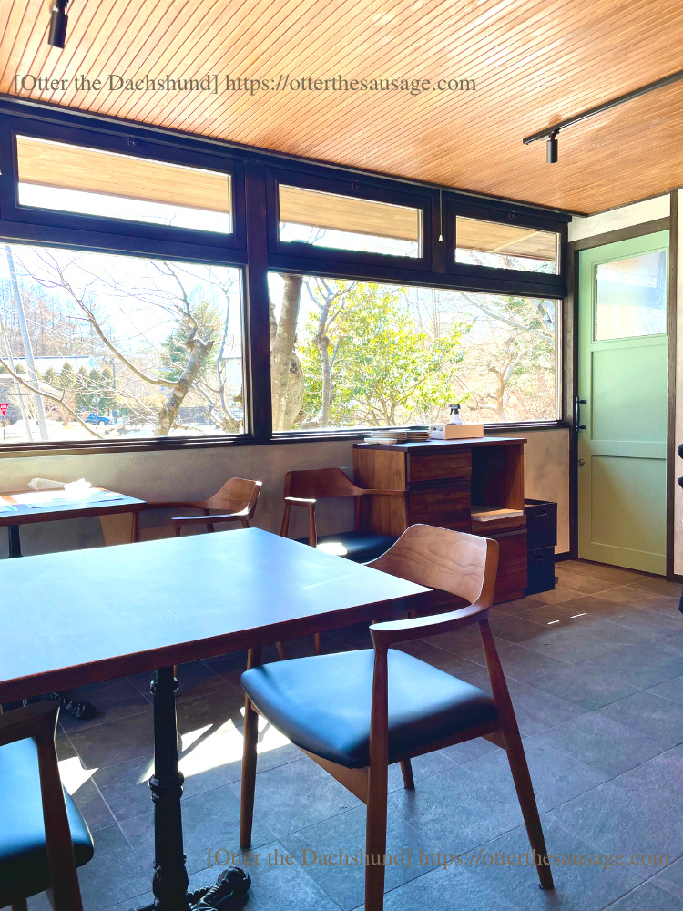 photo_犬と旅行_犬連れ旅行_Á FENESTELLA TRATTORIA E PIZZERIA_ア　フェネステッラ_軽井沢_犬連れランチ_イタリアン_ピッザリア_犬連れ席_様子